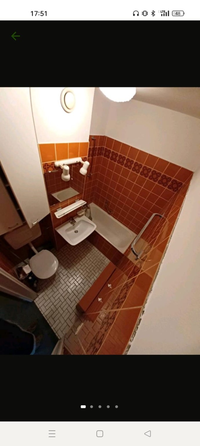 Altes Badezimmer vor der Sanierung